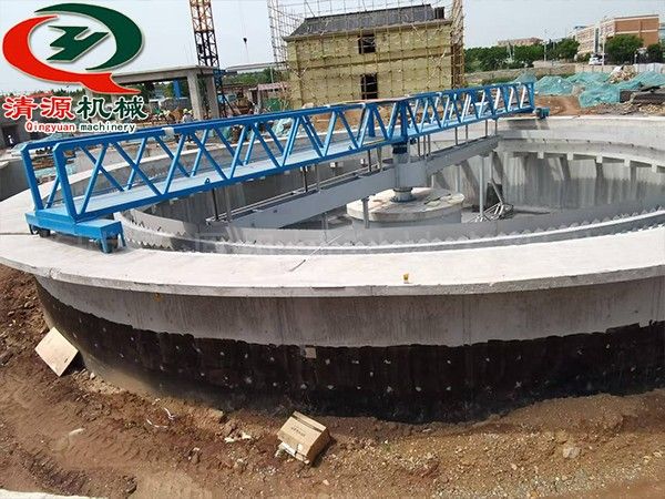 山東煙臺(tái)客戶周邊傳動(dòng)刮泥機(jī)安裝項(xiàng)目